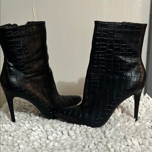 Black Crocodile-Embossed Women's Ankle Boots